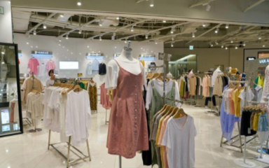 20平米服装店月入20万 美女老板的零售突围术
