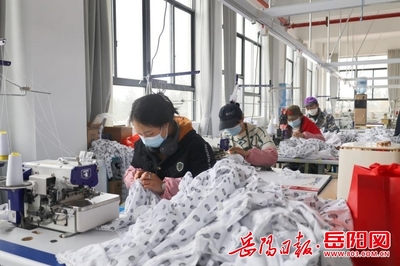 冬日焕新装，家门口淘好货 探访汨罗本地服装工厂店